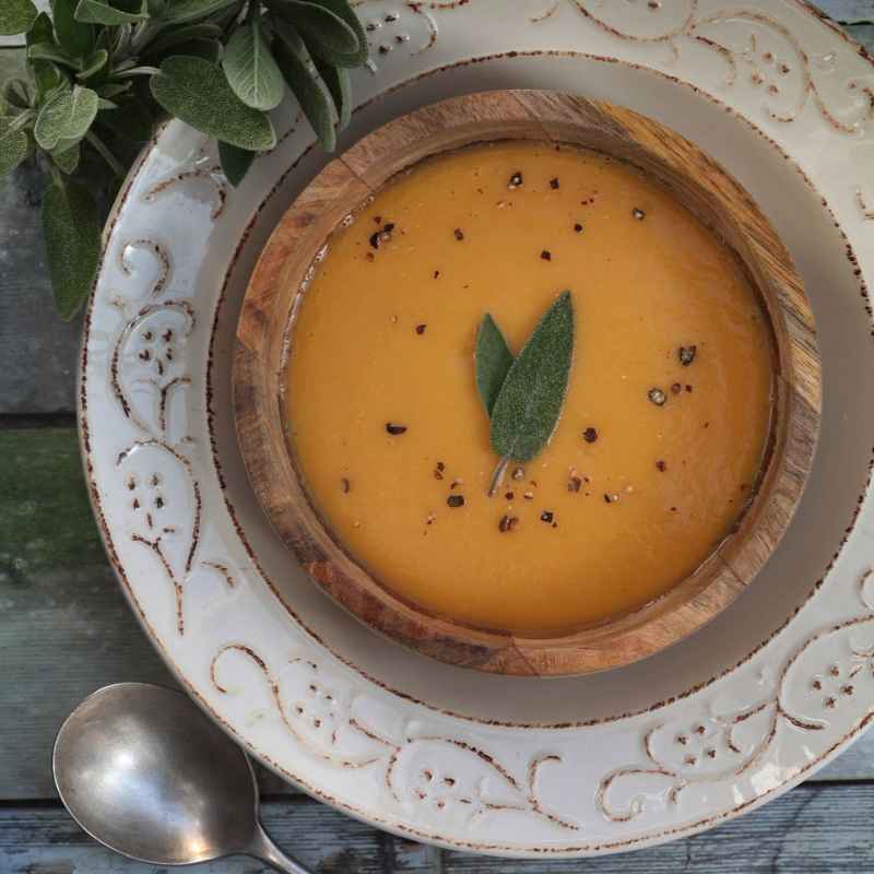Crema de boniato y pera servida en un bol